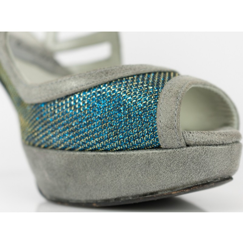 zapatos de novia en piel metalizada gris y tejido de fantasia glitter azul