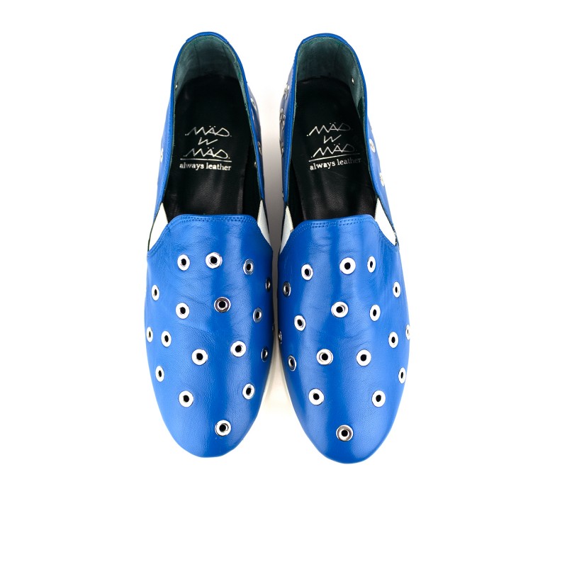 sneaker zapatos urbanos color azul con piso de goma y agujeros tachas ojetes
