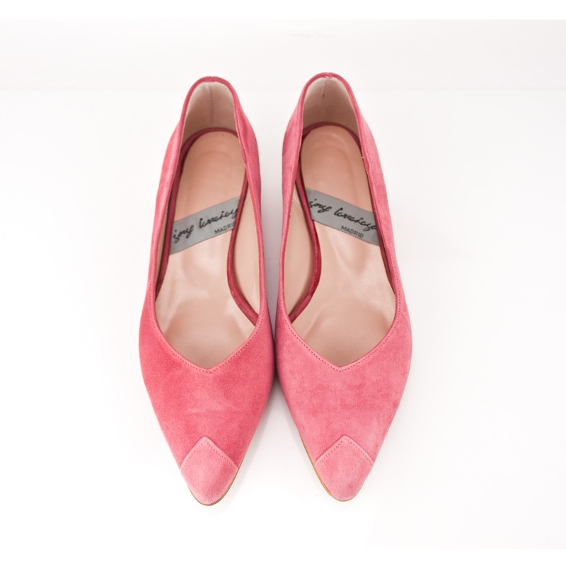 https://jorgelarranaga.com/wp-content/uploads/2017/06/3597-thickbox_default-zapatos-planos-mujer-en-ante-rosa-y-tacon-dorado-en-piel-metalizada-espejo.jpg