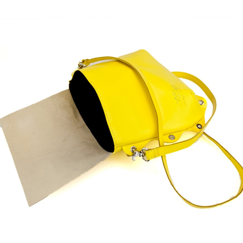 bolso Bandolera piel amarillo con asa para llevar al hombro original y solapa en color nude
