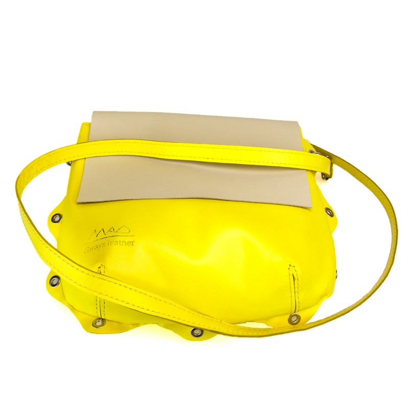 bolso Bandolera piel amarillo con asa para llevar al hombro original y solapa en color nude