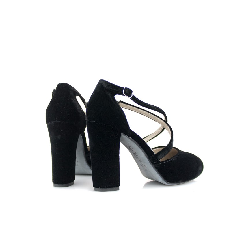 zapatos negros de terciopelo con tacon ancho de 8 cm y plataforma oculta