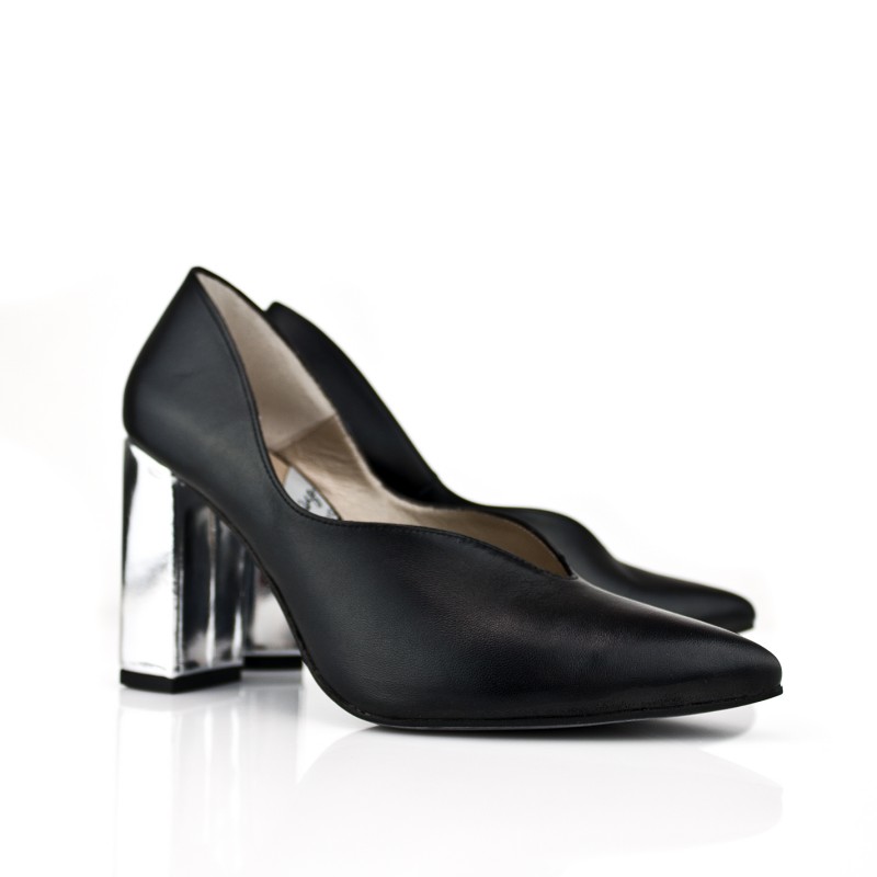 zapatos negros salon de mujer en piel con tacon de 8 cm en piel metalizada plata