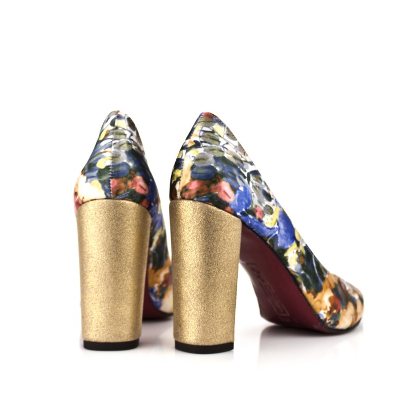 zapatos salon stiletto con estampado de flores y tacon ancho en piel metalizada oro de 8 cm