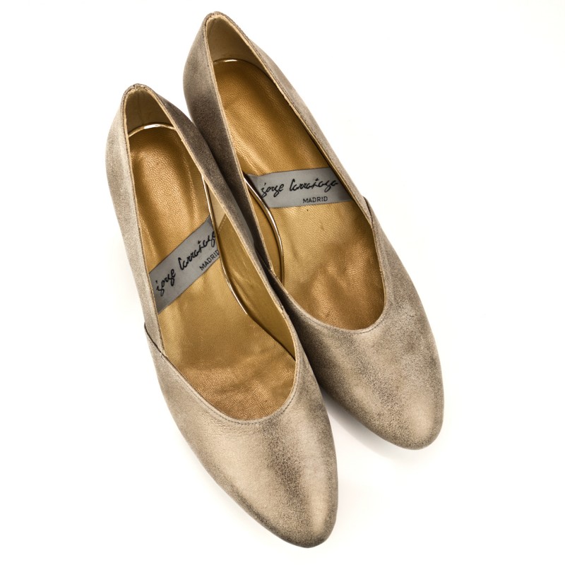 zapatos planos con tacon ancho redondo de 5 cm en piel metalizada color oro