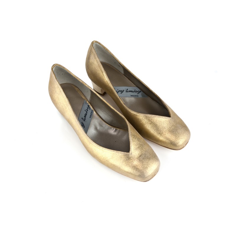 zapatos dorados en piel metalizada oro con tacon de 4 cm y ancho especial