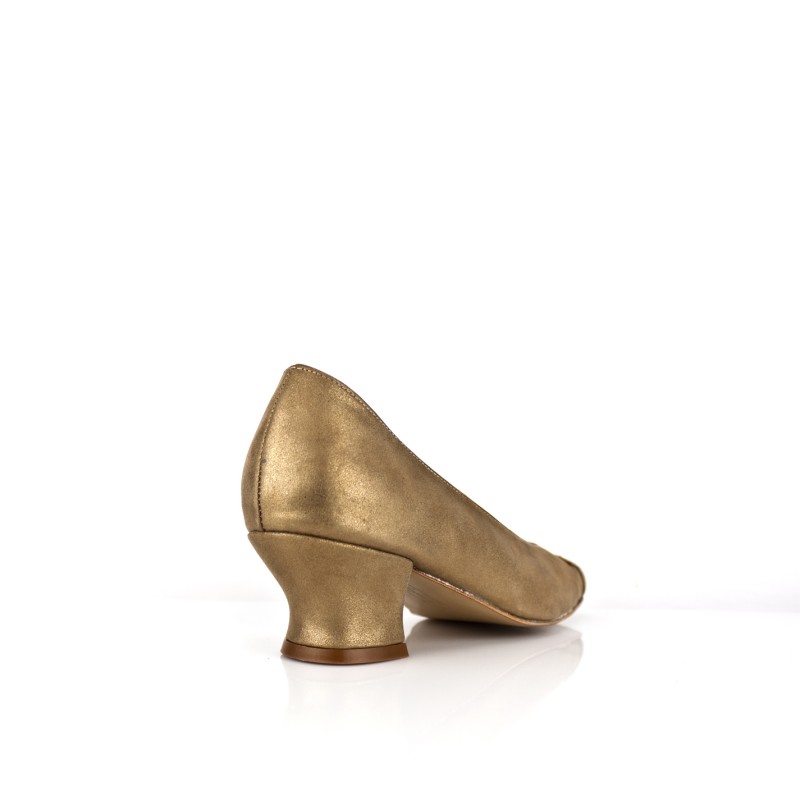 zapato salon ancho especial de mujer piel metalizada oro y tacon 4 cm
