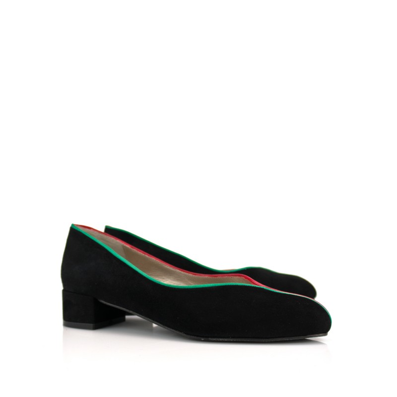 zapatos planos en ante negro con ribetes en dos colores y tacon de 3 cm