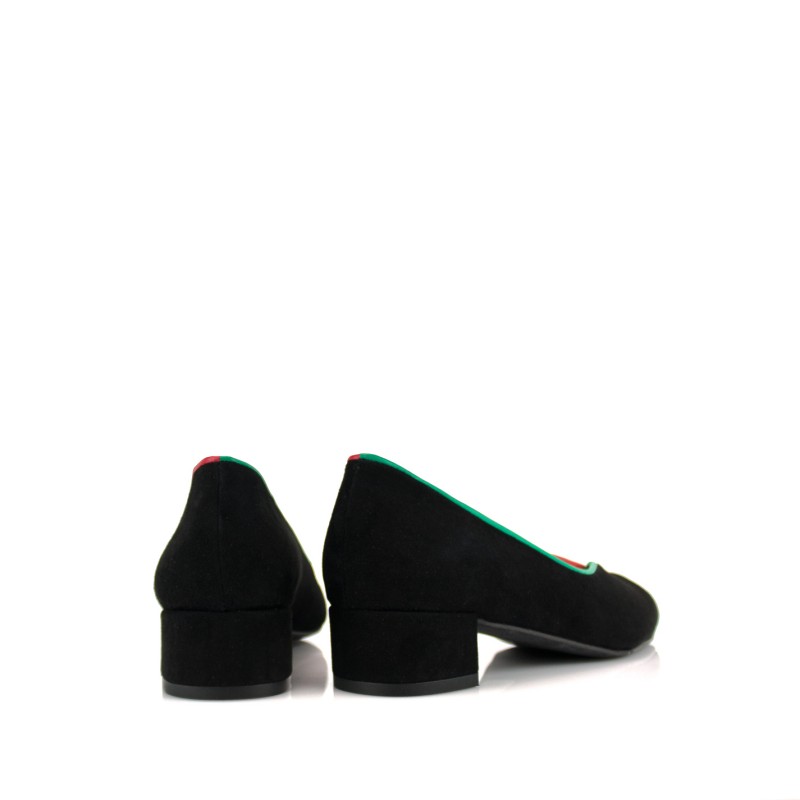 zapatos planos en ante negro con ribetes en dos colores y tacon de 3 cm
