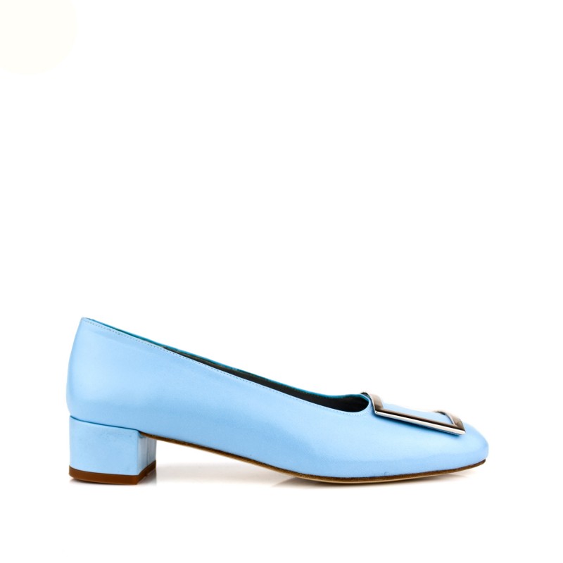 zapatos planos azules con hebilla en empeine y tacon de 3 cm