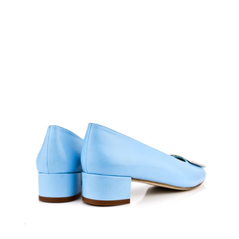zapatos planos azules con hebilla en empeine y tacon de 3 cm
