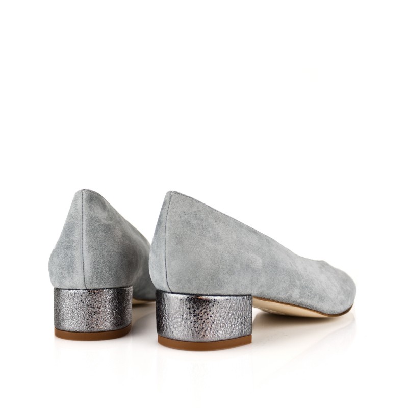 zapatos planos grises en ante y piel metalizada