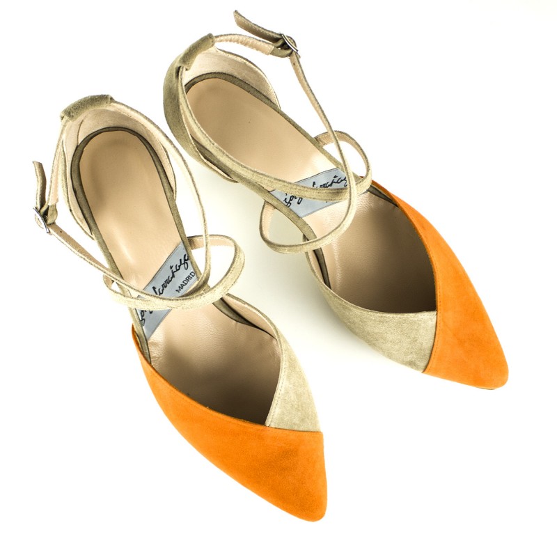 zapatos salon en ante naranja y nude con tacon 6 cm y pulsera