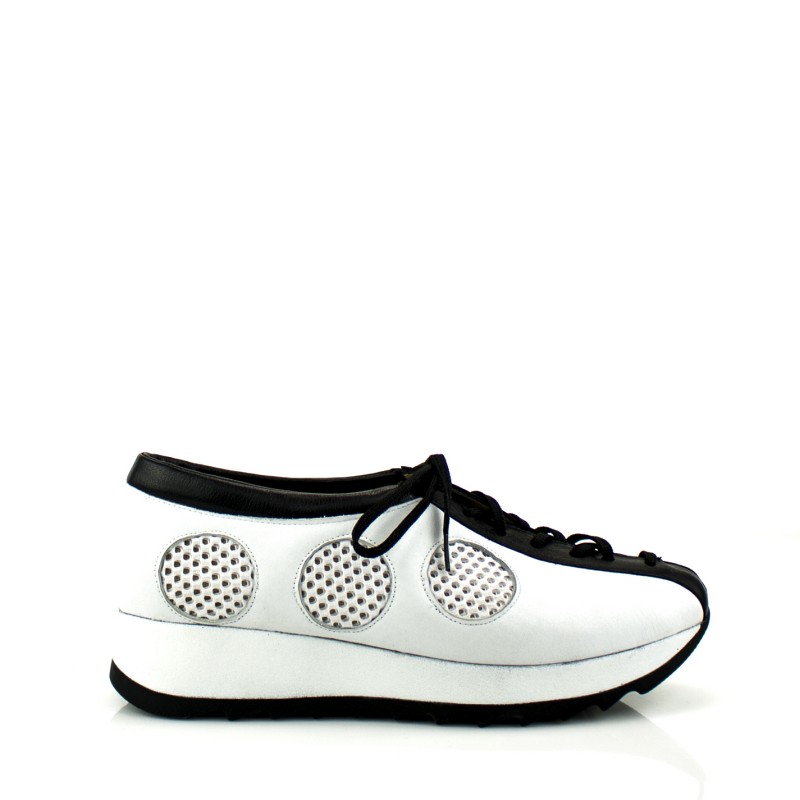Sneakers en piel blanca y negra con cordones y plataforma
