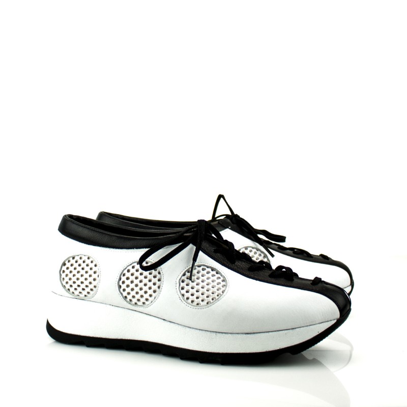 Sneakers en piel blanca y negra con cordones y plataforma
