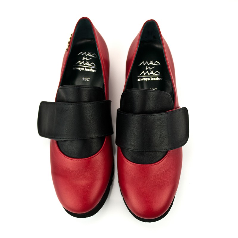 Zapatos unisex niños y adultos en piel color rojo y negro cierre belcro suela goma color cuero