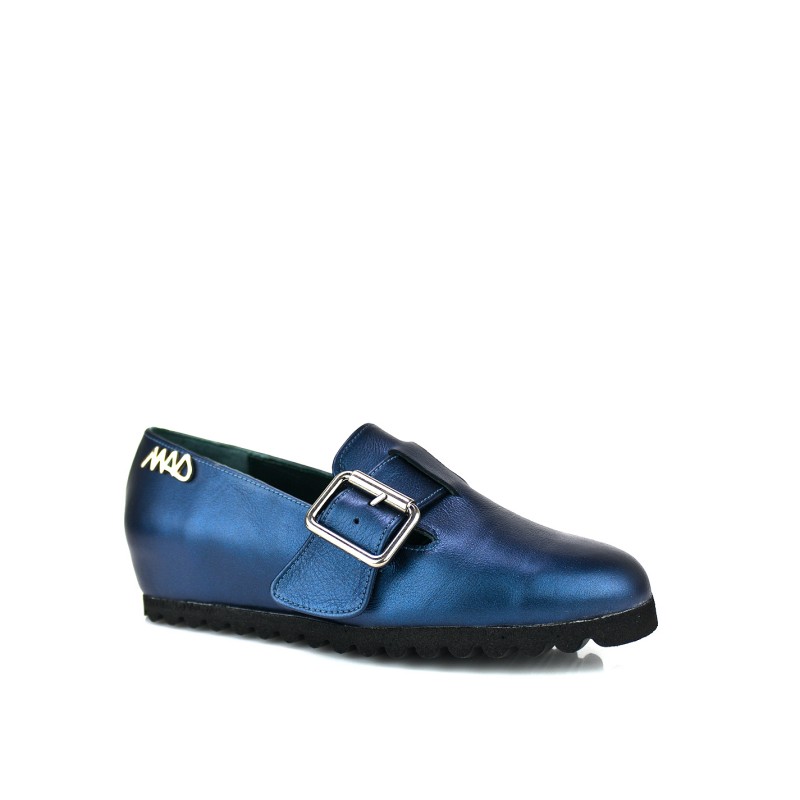 zapatos unisex en piel metalizada azul y suela de goma en color negro