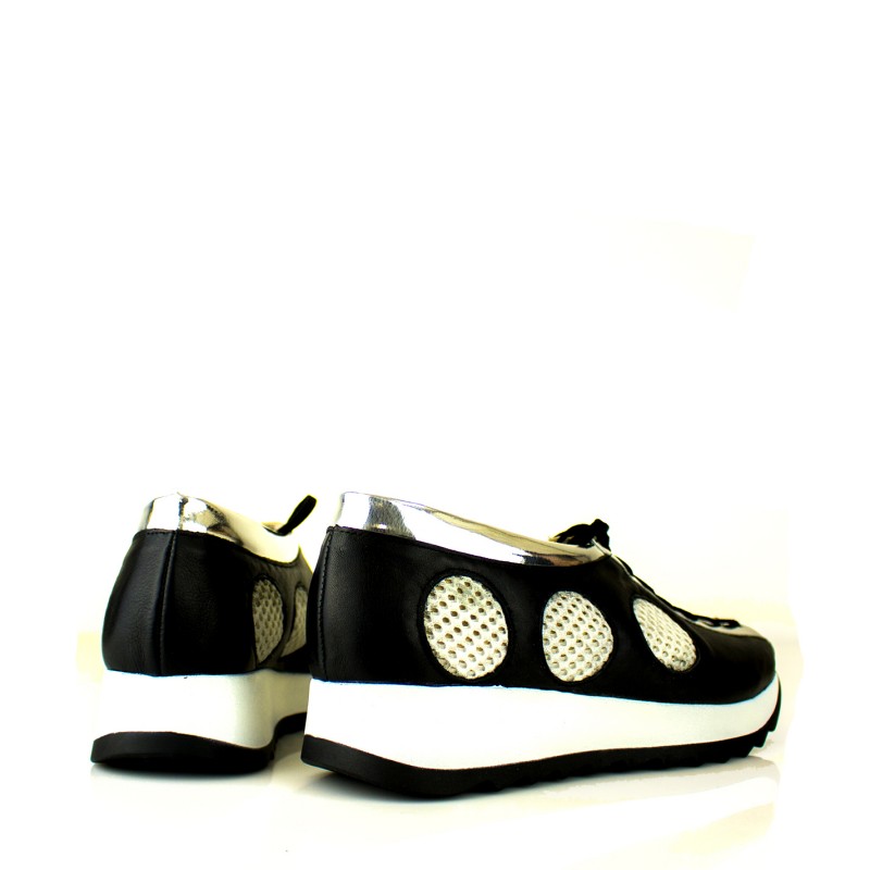 Sneakers de piel negras con cordones y plataforma blanca
